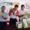 Ahli Majlis En Soon dan En Oon melancar buku panduan membuat kompos yang ditulis oleh Pn Loh Poh Chen pada 12-12-2009